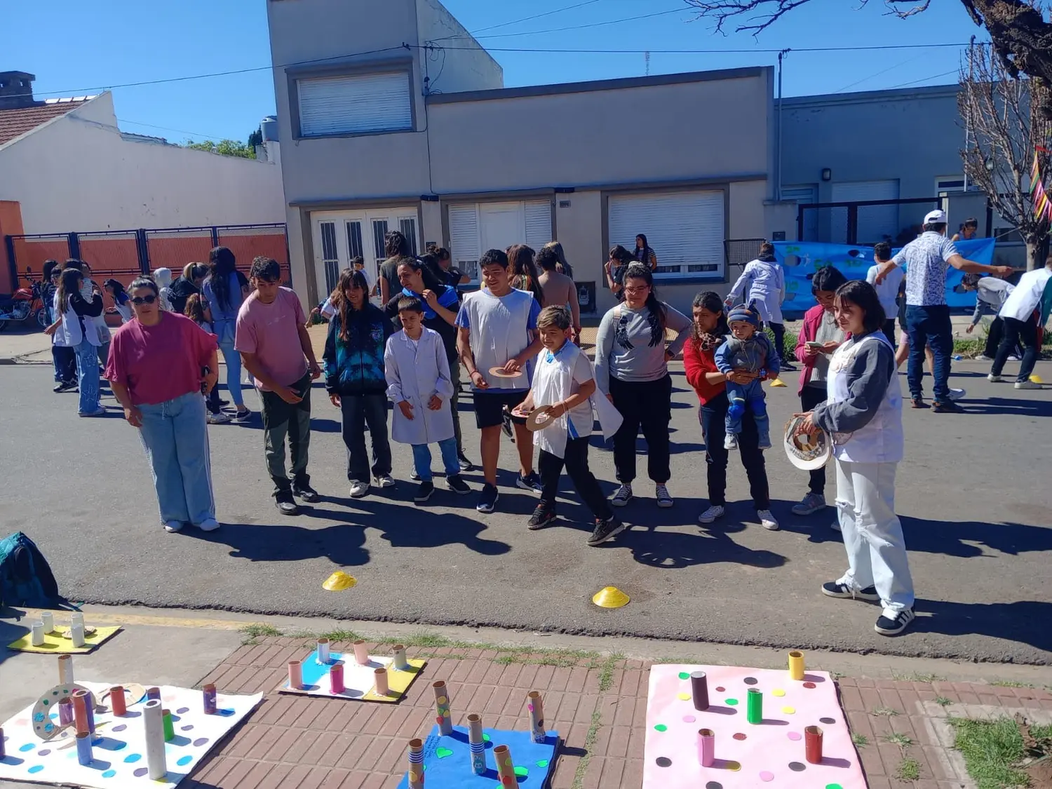 Esta mañana se realizó el festejo por la semana de la familia en la calle Hipólito Irigoyen al 900