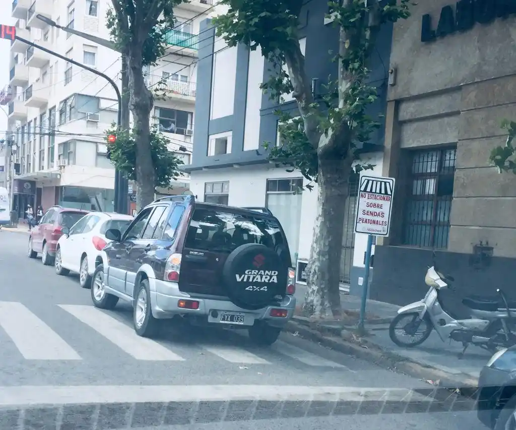Estacionado sobre la senda peatonal