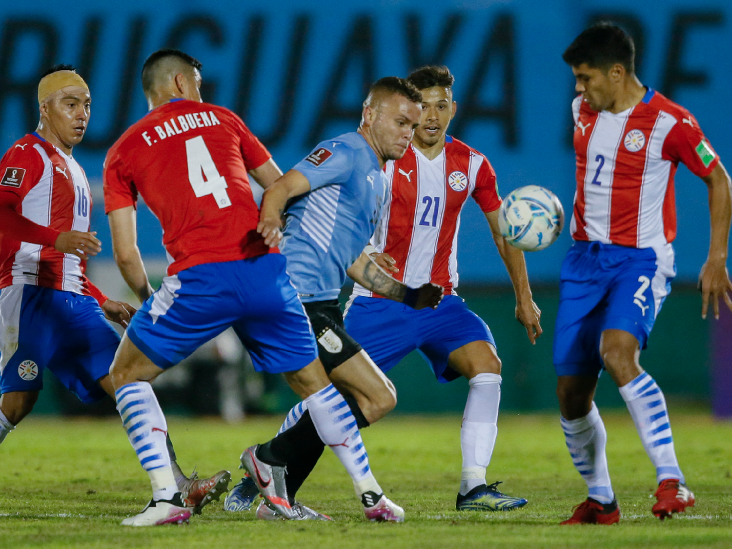 Con polémica, Uruguay y Paraguay empataron sin goles 