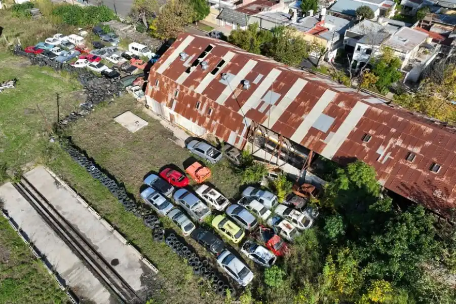 Un viejo galpón y un depósito de autos, otro de los sectores dentro de las más de 20 hectáreas ociosas. Crédito: Fernando Nicola