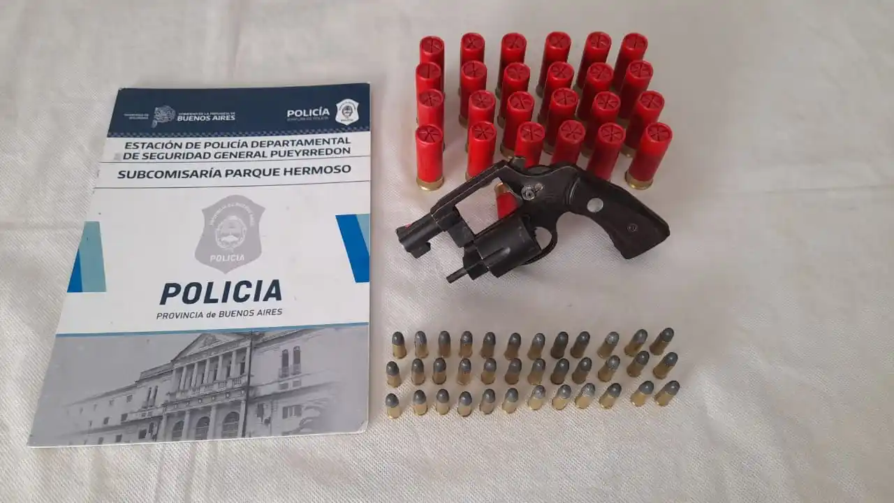 Terror en Parque Palermo: golpeó a su pareja, la amenazó con un arma y le rompió el auto