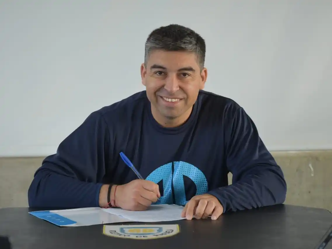 Troncoso firmó su contarto con la Crema como Coordinador de Div.Formativas.Foto:Prensa AR