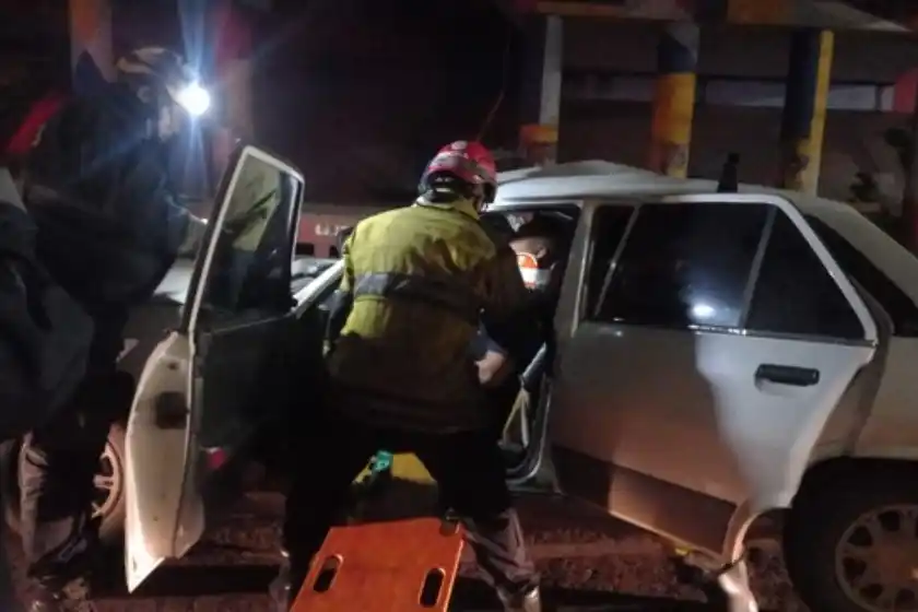 Fuerte choque debajo de un puente en Circunvalación: un policía tuvo que ser rescatado tras impactar con un camión