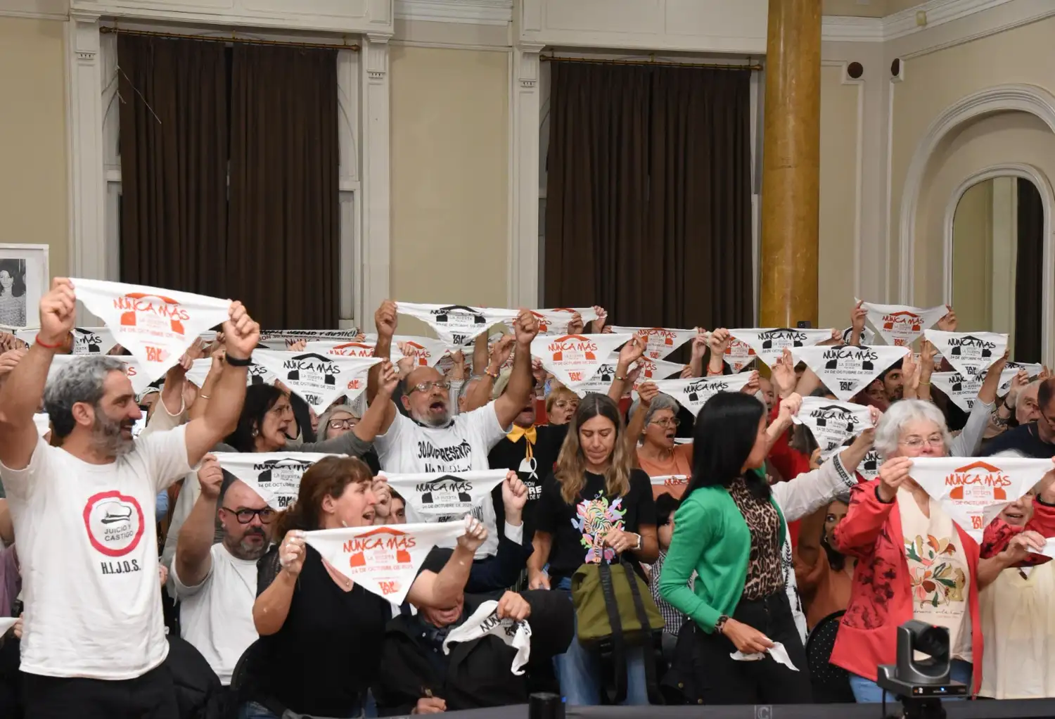 "Como a los nazis, les va a pasar, adonde vayan los iremos a buscar", se escuchó tras la lectura de las sentencias.