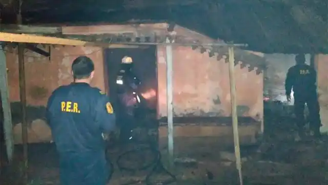 Bombero trabajaba en un incendio y cayó al piso tras ceder el techo