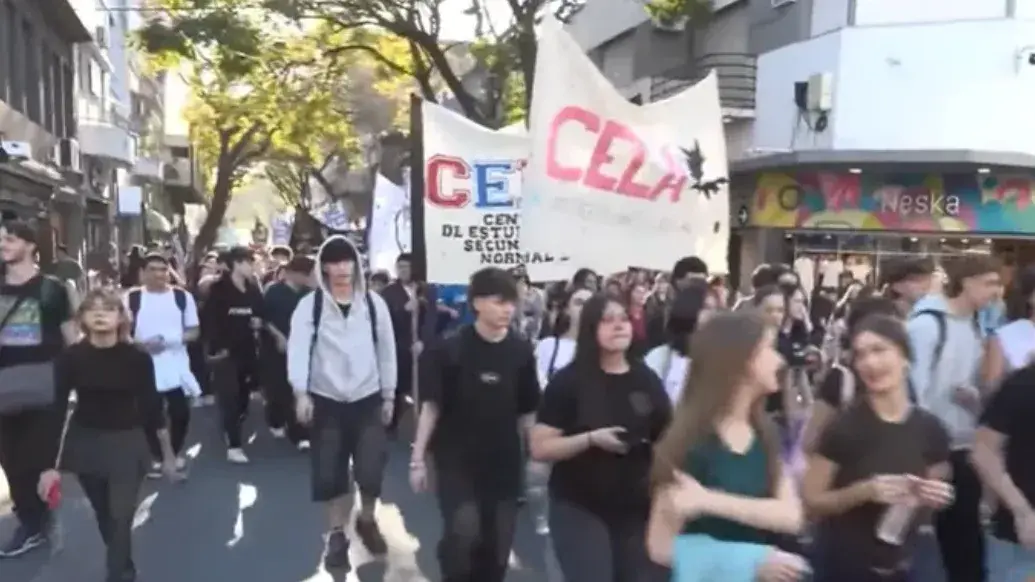 Multitudinaria marcha en Rosario por los 50 años de La Noche de los Lápices