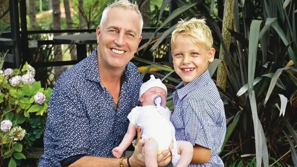 Marley junto a sus hijos.