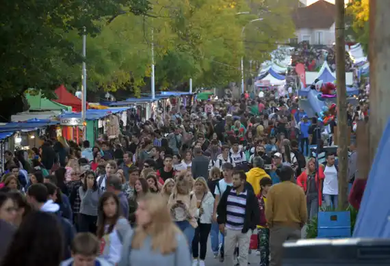 Bajo el sol de otoño, miles de personas recorrieron la Feria Artesanal y la Diagonal fue una fiesta