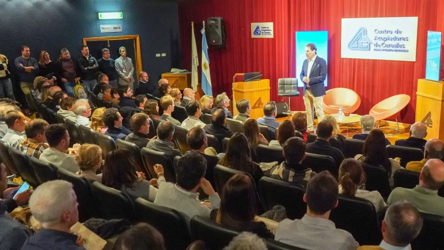 Auditorio lleno. Presencia de autoridades, referentes de instituciones, empresarios y público en general