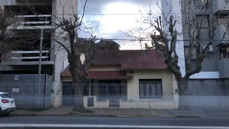 Una postal que se repite. Antiguos chalets rodeados de nuevas torres.