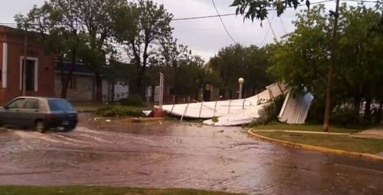 El Trébol: a raíz de la tormenta, cayó la cruz de la iglesia durante la misa