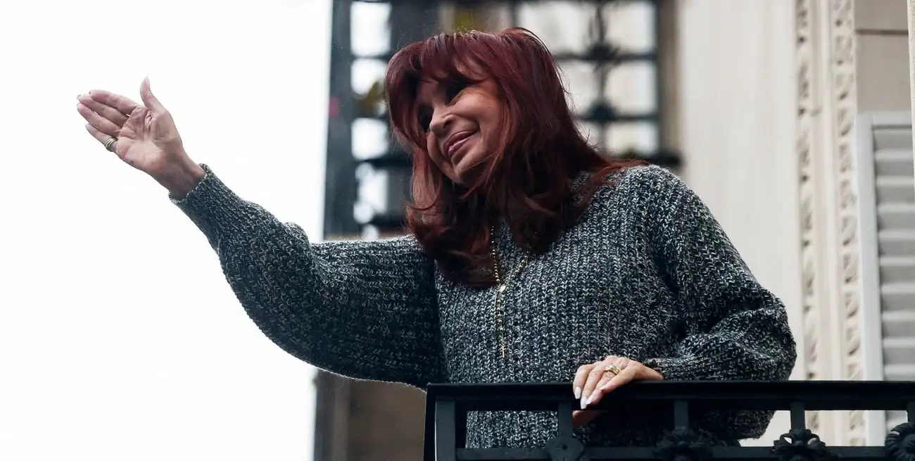 Cristina Fernández de Kirchner cumple con la condena en prisión domiciliaria en su departamento de San José 1111. Foto: REUTERS / Pedro Lazaro