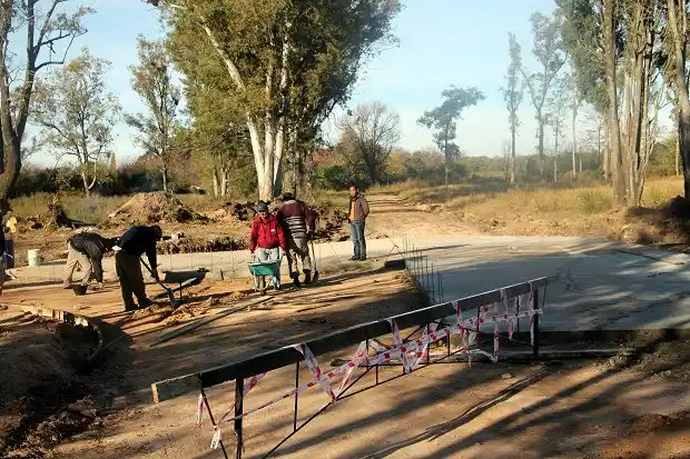Cordón cuneta y enripiado: obras en los barrios de la ciudad 