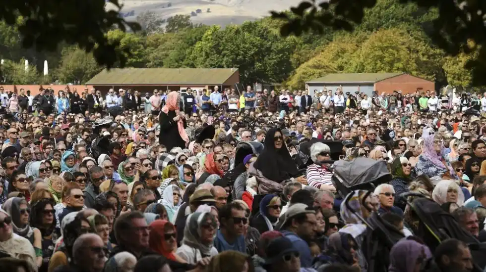 Los neozelandeses rezaron juntos en un homenaje por la masacre de las mezquitas
