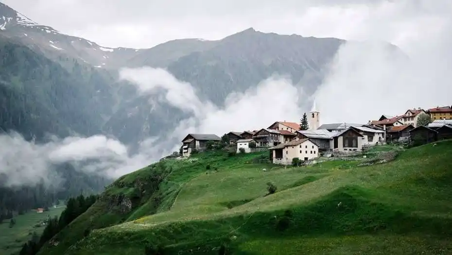 Un pueblo suizo les prohibió a los turistas sacar fotos