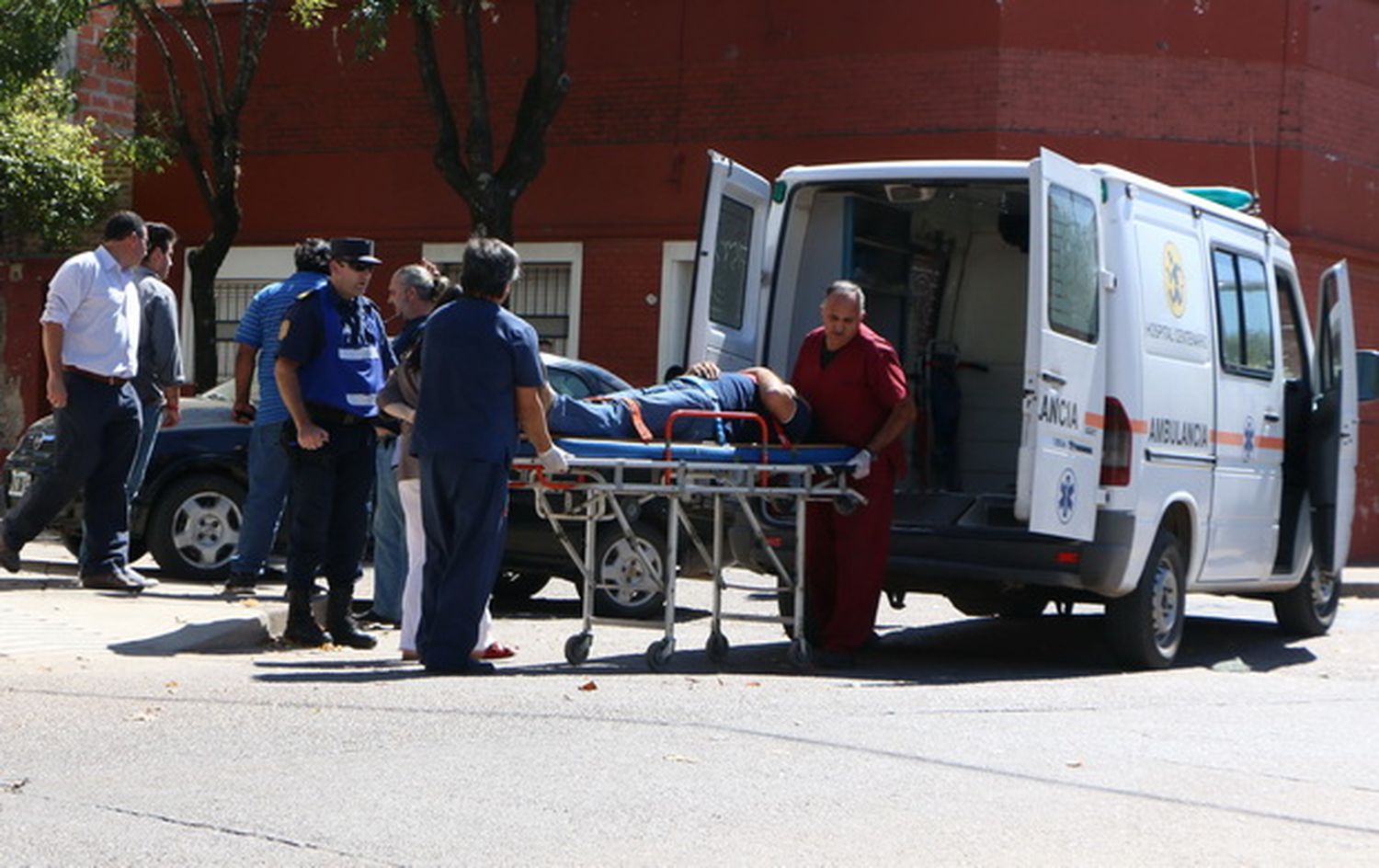 Tratan de localizar la camioneta que escapó tras chocar un remís
