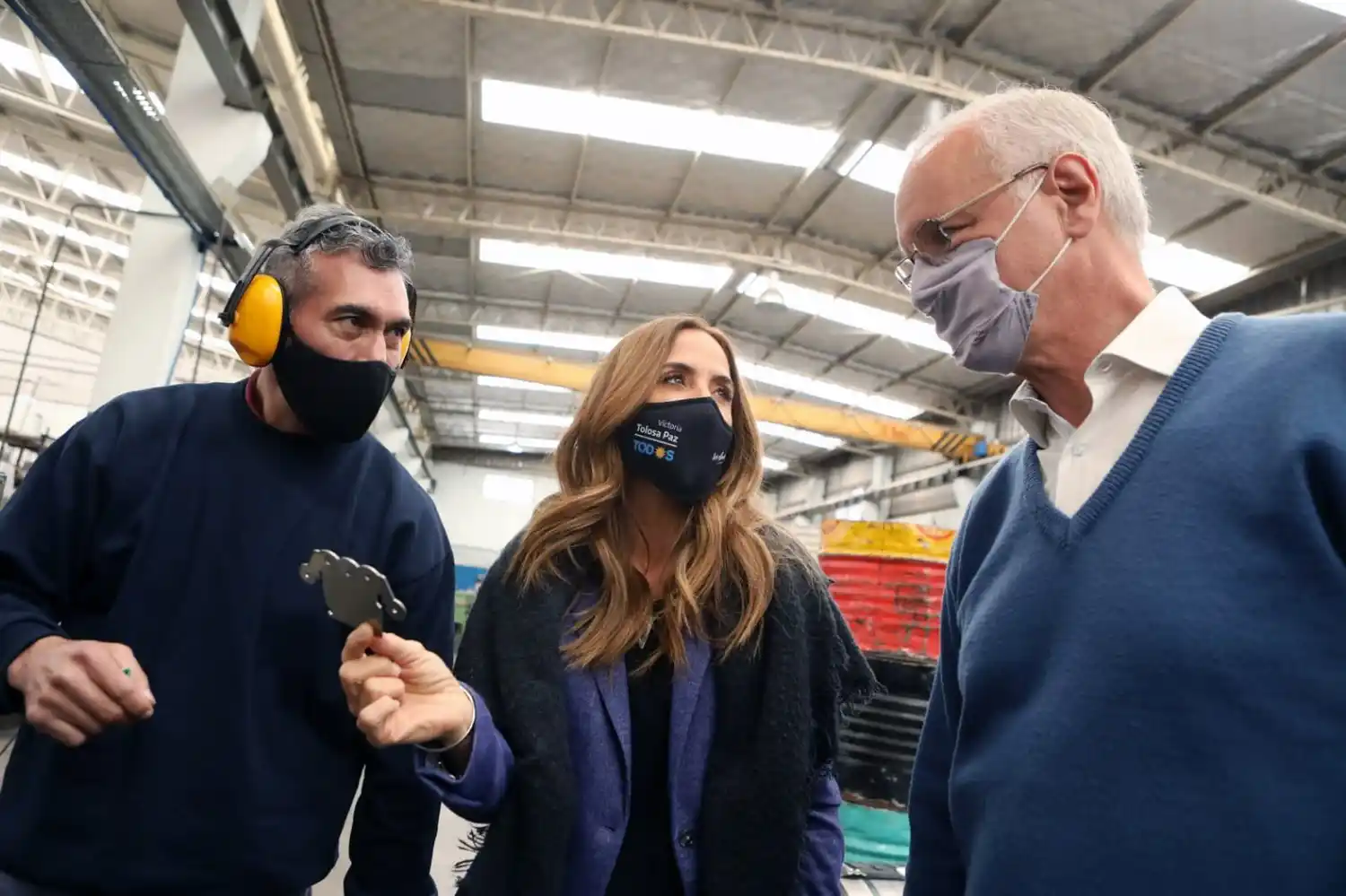 Los precandidatos a diputados naciones Victoria Tolosa Paz y Daniel Gollan recorrieron una fábrica de herrajes.