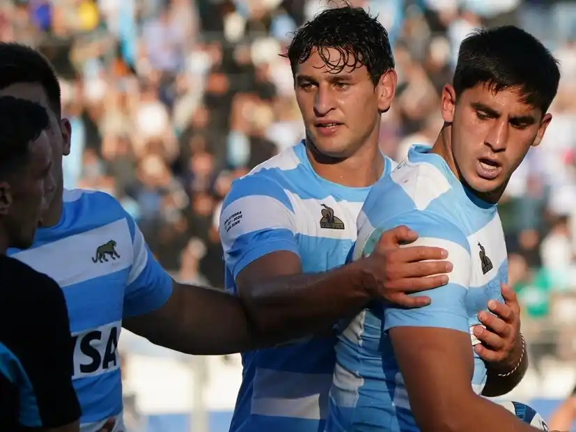 Juan Martín González, en el centro, desafectado de Los Pumas. Foto: Emmanuel Fernández