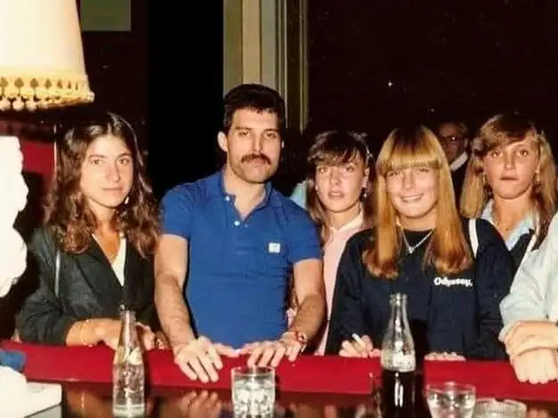 Freddy Mercury junto a fans marplatenses en el bar del casino.