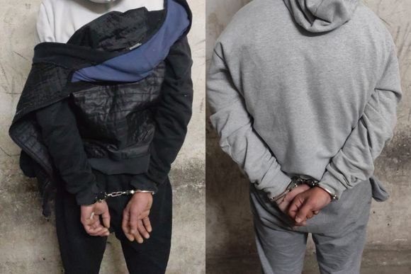 Cayeron dos jóvenes con droga y un revólver en un pasillo de barrio Las Flores