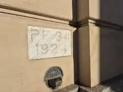 Las marcas ocultas de Tandil: las chapas centenarias que miden la altura de la ciudad