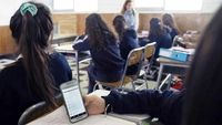 Celulares en las aulas: cómo regulan su uso los colegios privados en medio del debate legislativo