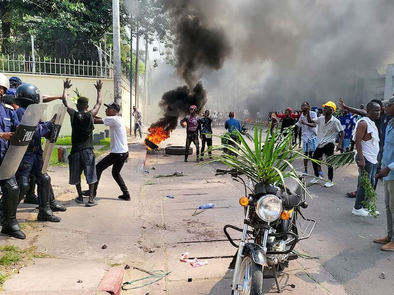 Africa: Manifestantes atacaron embajadas y hay saqueos mientras los rebeldes pro Ruanda avanzan en el este