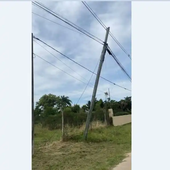 Estado del poste sobre Ruta 12 y calle 21.