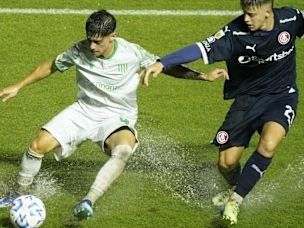 El agua complicó el juego entre el Taladro y el Rojo.Foto: Maxi Falla