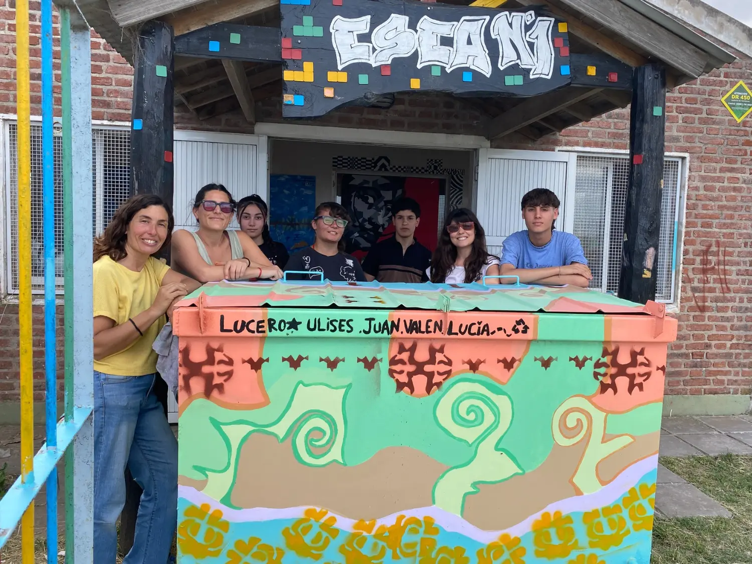 Integrantes de 4to. año de la Escuela Secundaria Especializada en Arte realizaron una intervención artística de un contenedor, con la guía de docentes