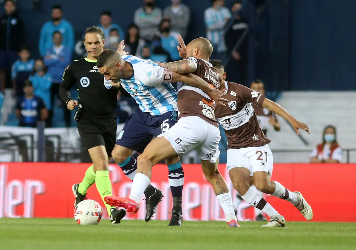 Forcejeo entre Lisandro López y Lamberti.