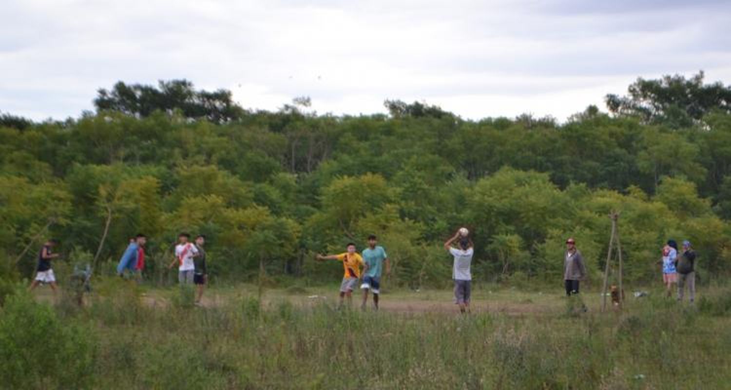 Cuarentena: Aprehendieron a nueve personas que jugaban al fútbol en un campito