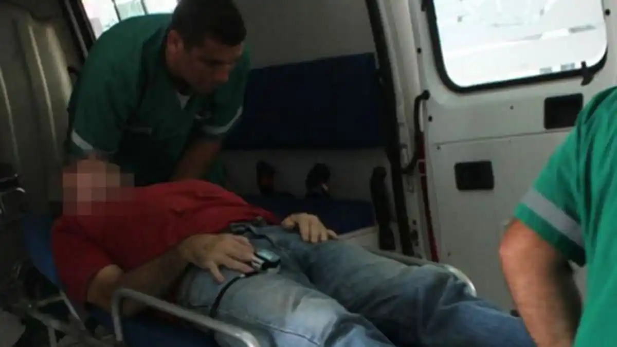 Acuchilló a su padre, pero su papá reaccionó y le partió una silla en la cabeza