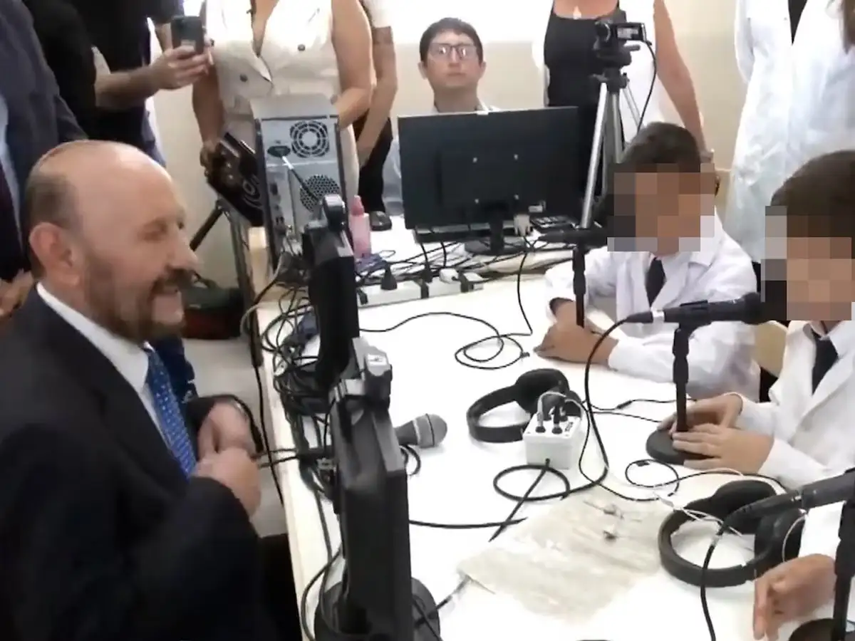 La polémica se originó luego de que se difundiera una entrevista realizada por estudiantes al gobernador durante una recorrida por la escuela.