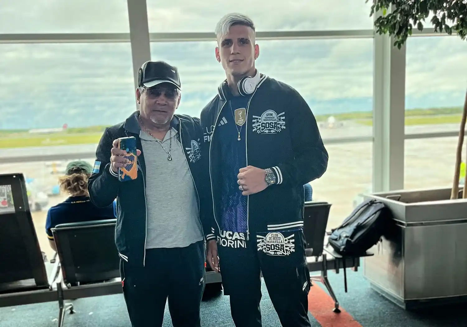El marplatense Leonel "Fachín" Ávila junto a Fernando "Maravilla" Sosa en el Aeropuerto rumbo a Alemania.