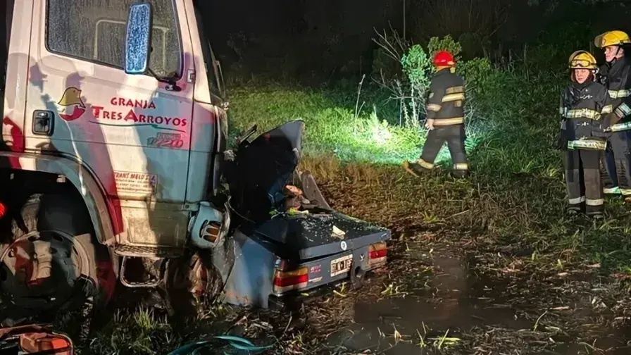 El automóvil quedó incrustado bajo la trompa del camión.