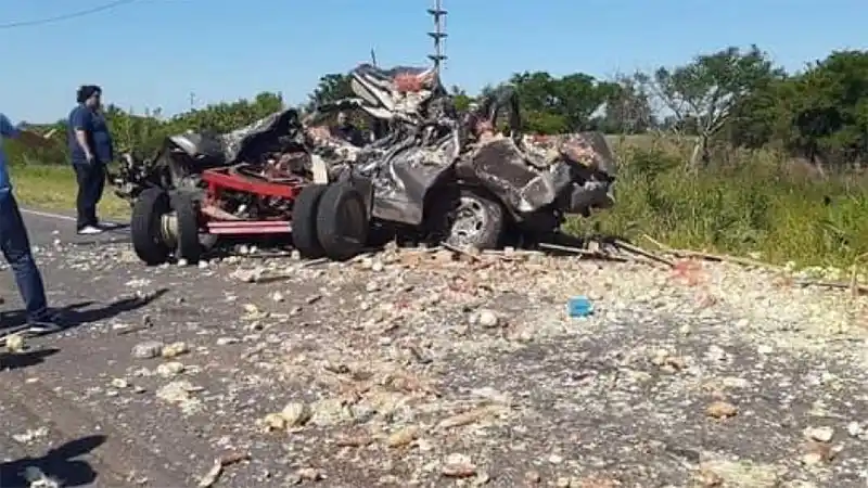 Tragedia en las rutas: Padre e hijo murieron al chocar con un acoplado 