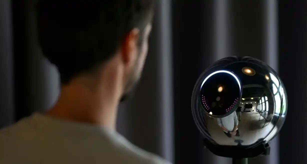 Un “Orb”, un dispositivo esférico de escaneo de iris utilizado por Worldcoin. Foto: Reuters