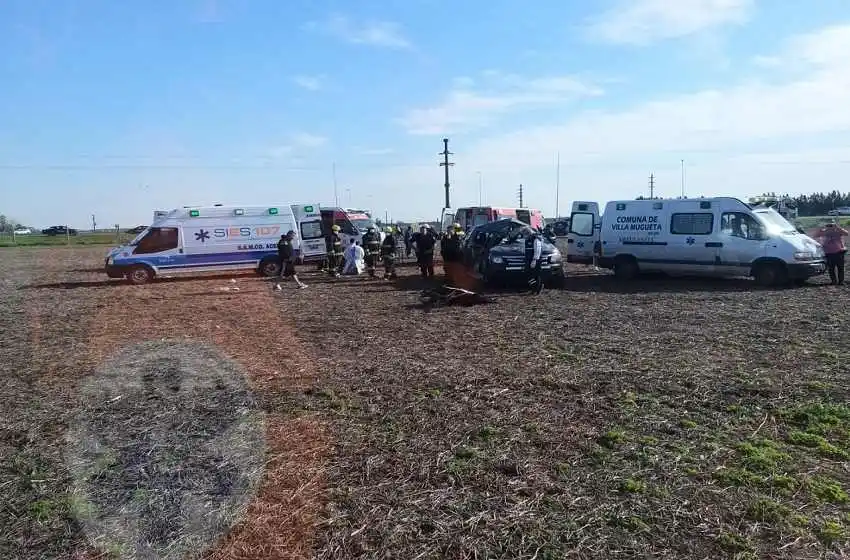Fuerte choque entre un camión y una camioneta dejó tres heridos, uno de gravedad