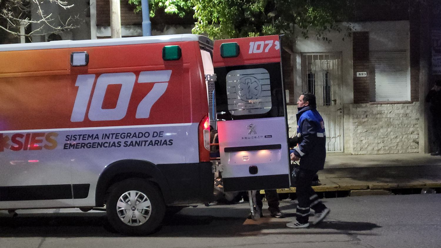 accidente de transito ambulancia sies 107 bv yrygoyen fanti gendarmeria nacional moto patrullero noche - 4