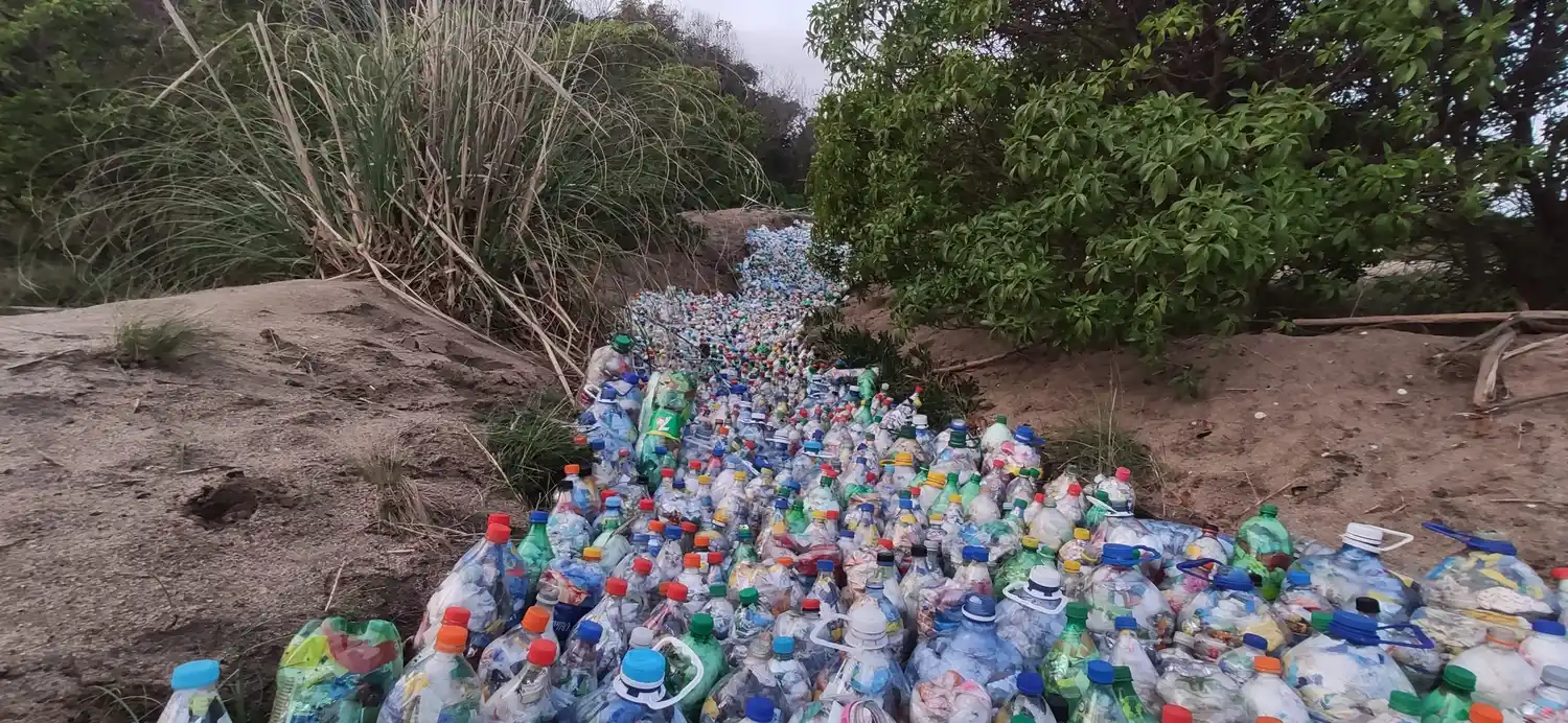Más de 7.500 botellas plásticas y de vidrio ya forman parte de lo que será el “pump track”