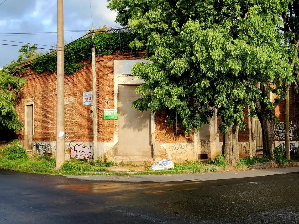 Avanzaron con el cerramiento de la esquina de Roca y Uriburu, un lugar que generaba trastornos a los vecinos.