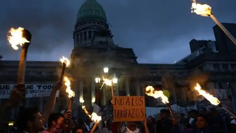 Marcha de las antorchas contra los tarifazos en Rosario