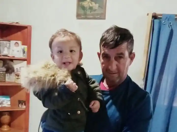 Familiares saludan al abuelo "Pinocho" en el Día del Camionero