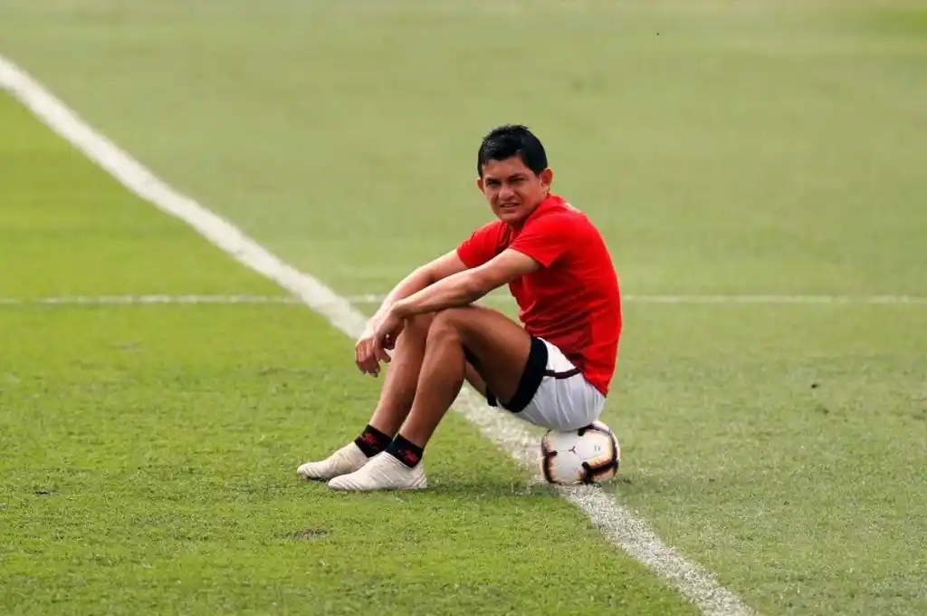 El Pulga Rodríguez ya posó con la camiseta de Gimnasia