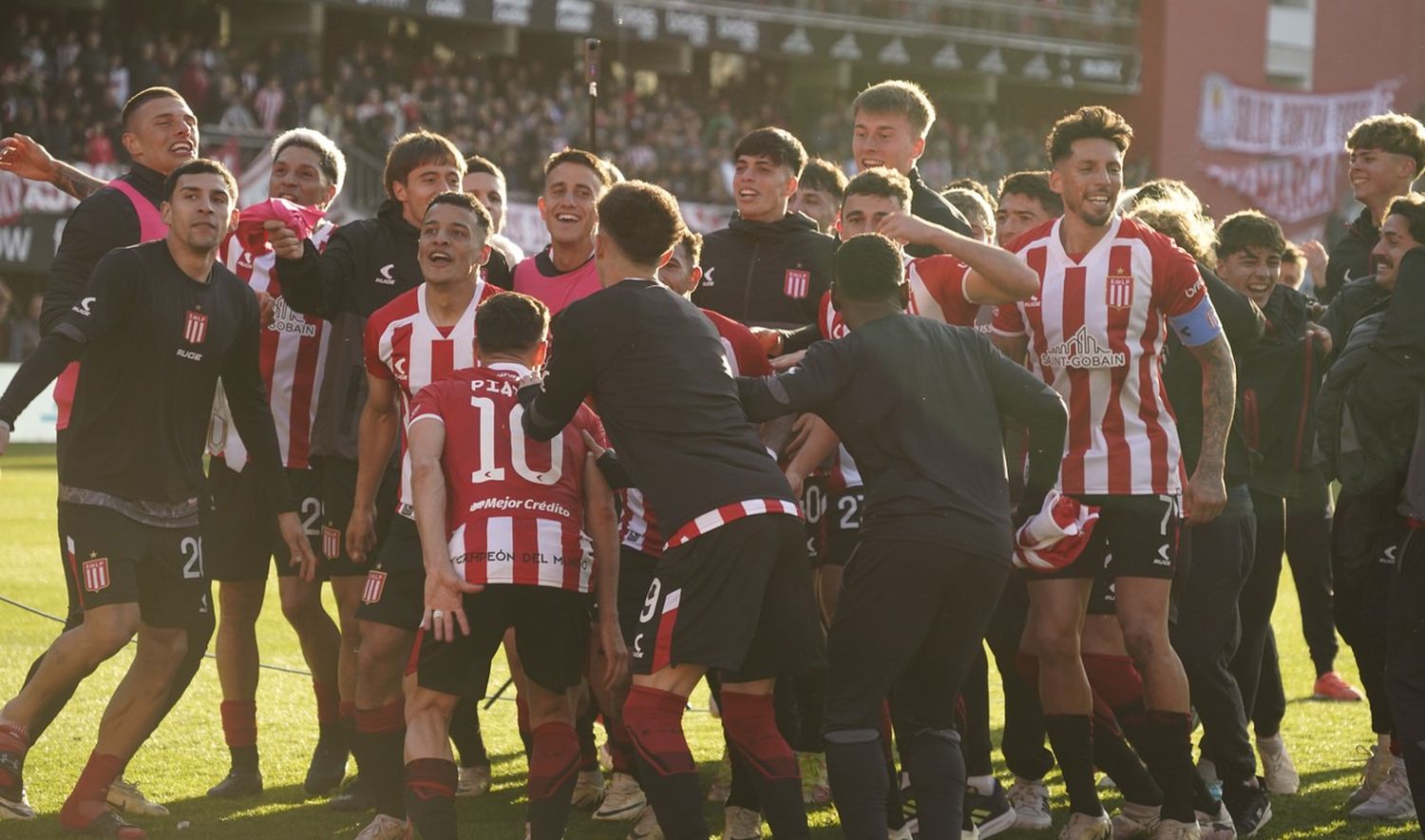 Estudiantes y la celebración ante su gente en el Estadio UNO