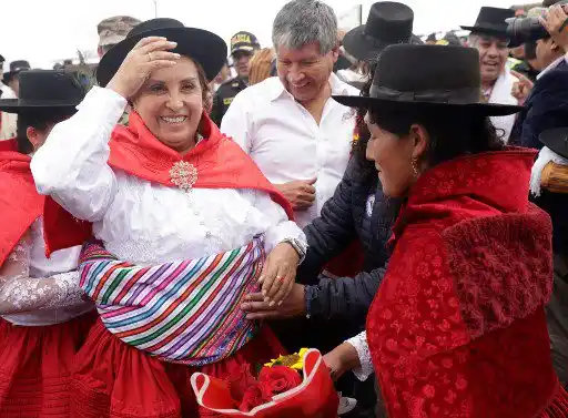 ZARANDEARON a la presidenta de Perú: y esto fue lo que dijo la mujer que lo hizo (Video)