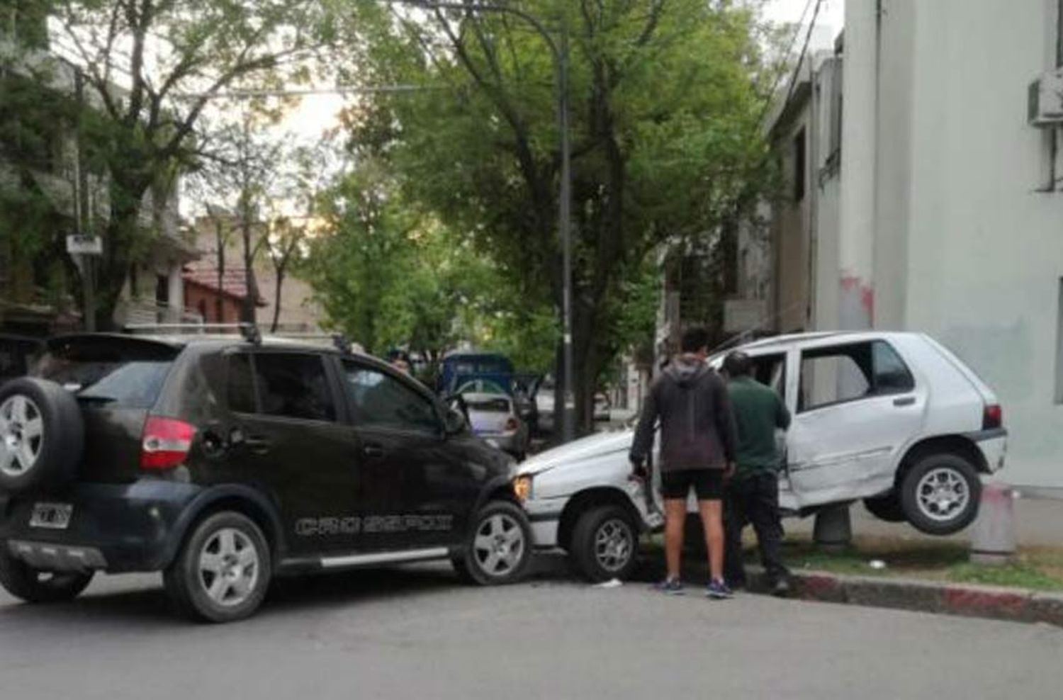 Fuerte choque entre dos autos en República la Sexta