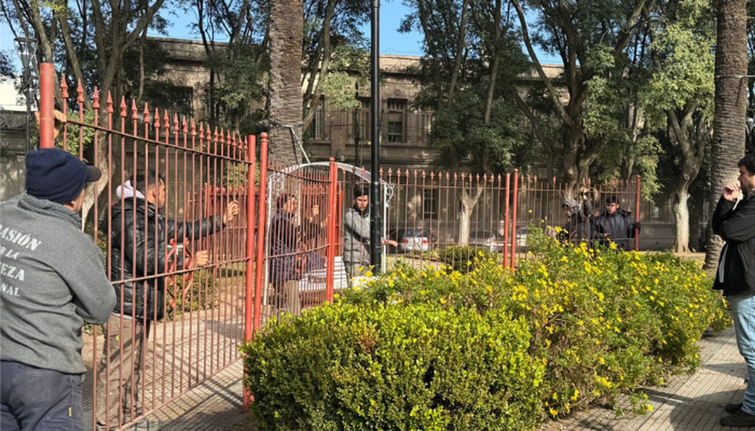 Polémica por las rejas en la fuente de la plaza Constitución: qué piensan los sampedrinos de la medida