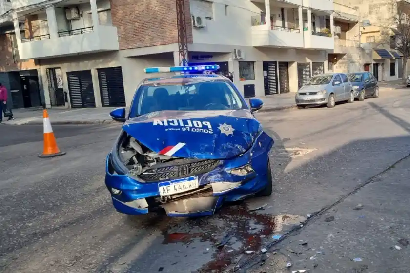 Fuerte choque entre un patrullero y un auto particular en macrocentro